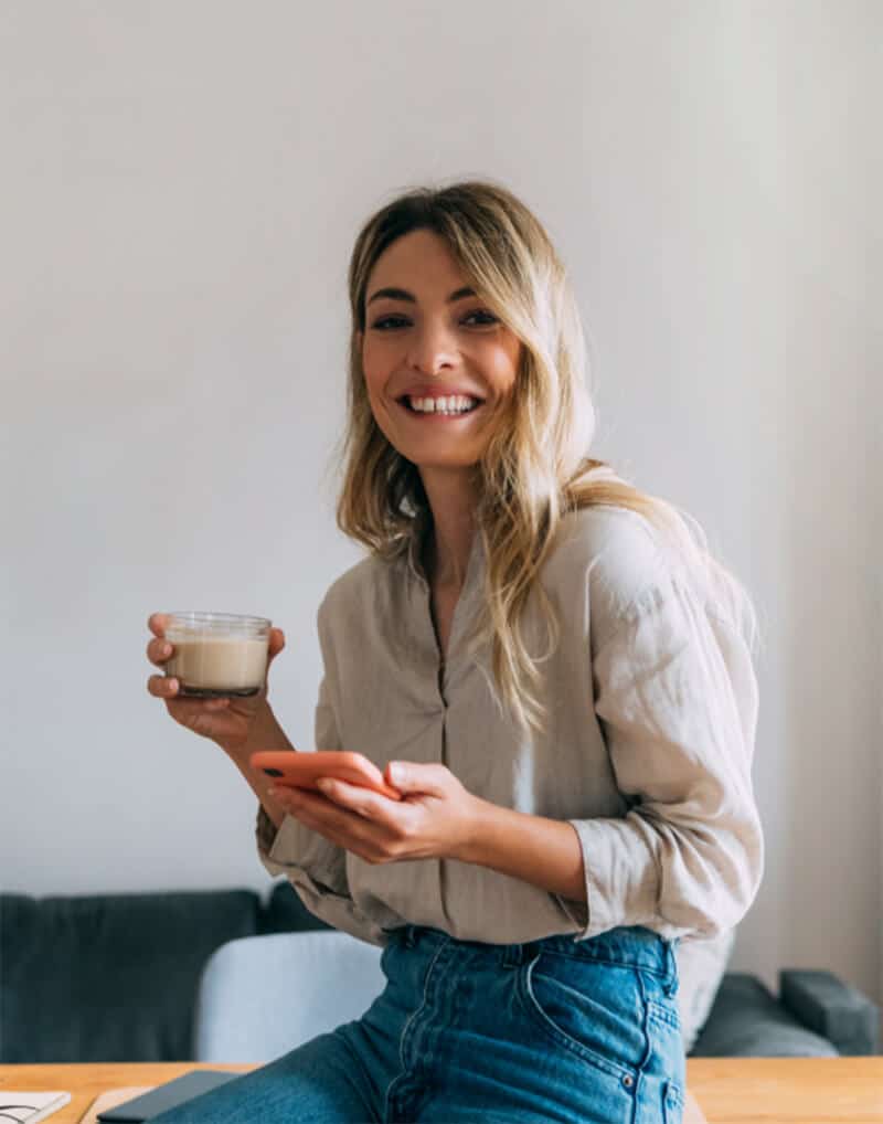 femme avec smartphone